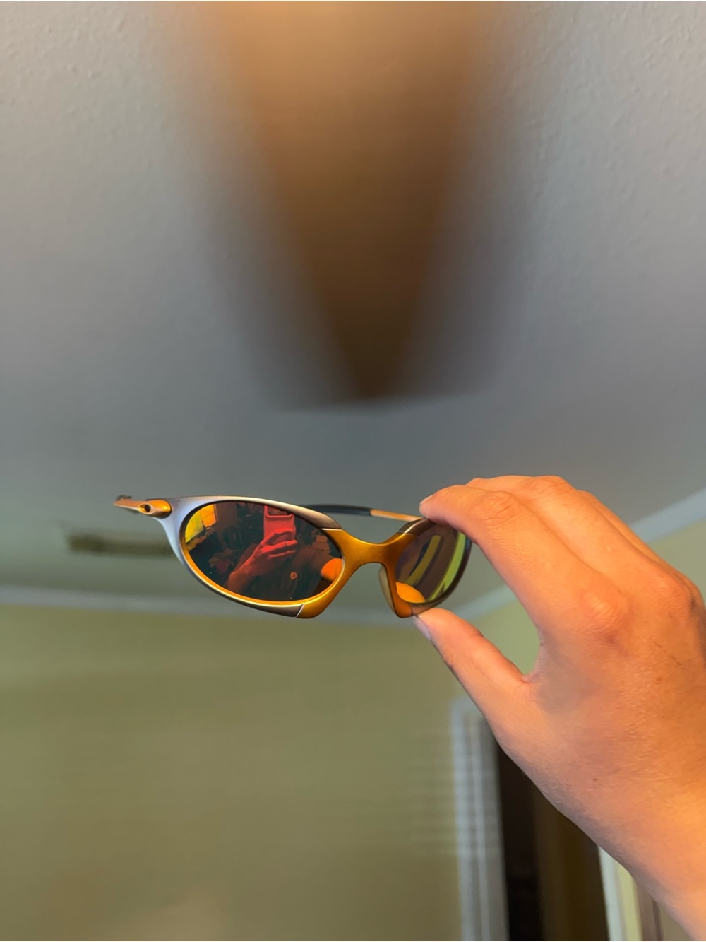 Sporty Gold Frame Sunglasses with Mirrored Lenses Oakley Oakleys